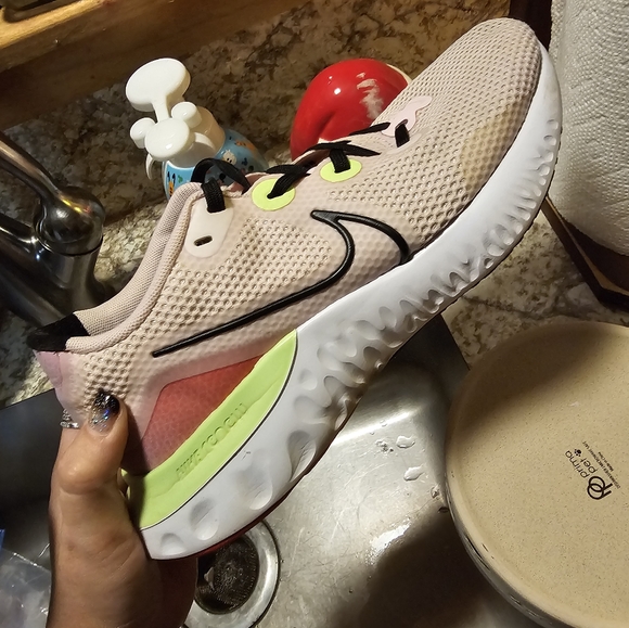 Nike Womans Size 8 - Picture 1 of 3